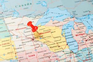 rosso clericale ago su un' carta geografica di Stati Uniti d'America, Wisconsin e il capitale madison. vicino su carta geografica di Wisconsin con rosso bordeggiare foto