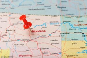 rosso clericale ago su un' carta geografica di Stati Uniti d'America, Montana e il capitale di elena. vicino su Montana carta geografica con rosso bordeggiare foto