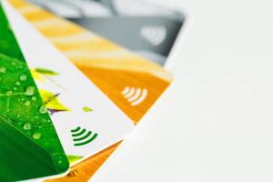 credito carte con senza contatto pagamento. mucchio di credito carte su bianca isolato sfondo foto