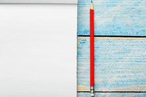 bloc notes con rosso matita su un' blu di legno tavolo sfondo, per formazione scolastica, Scrivi obiettivi e fatti foto