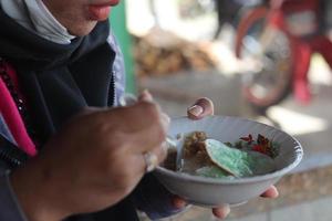 tradizionale torta chiamato serabi quale è dolce e salato nel un' piccolo ciotola.è godendo. foto