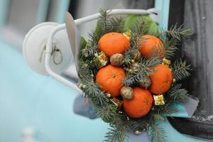 bouquet di natale di rami di abete, mandarini e piccole scatole regalo su sfondo blu. nuovo anno. foto