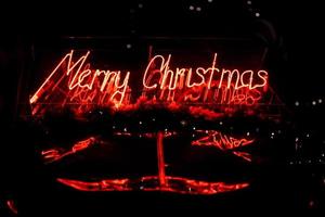 guidato rosso Natale decorazione e ornamenti al di sopra di astratto bokeh sfondo con copia spazio. vacanza sfondo saluto carta per Natale e nuovo anno. allegro Natale foto