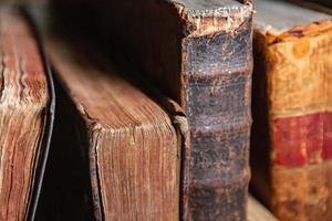 molto vecchio libri seduta su il scaffali nel il biblioteca. libri come un' simbolo di conoscenza. foto