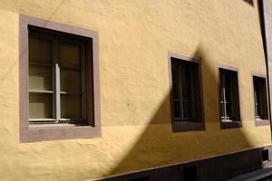 Vintage ▾ di legno finestra su stucco parete sfondo con ombra e leggero fascio nel minimo stile. foto