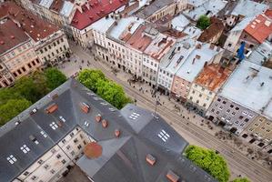 Visualizza di il tram brani. Visualizza su il piazza rynok a partire dal il tetto di il città sala. Ucraina, Lviv foto