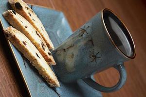 un' tazza di caffè con biscotti foto