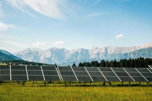 solare pannelli su il campo foto