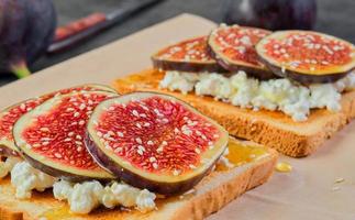 crostini con fichi miele e ricotta formaggio, avvicinamento. selettivo messa a fuoco su bruchetta, prima colazione idea o foto per menù, mediterraneo prima colazione