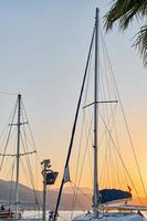 fethiye, tacchino - ottobre 21, 2022. yachts ormeggiato nel il baia. tramonto nel il baia nel fethiye, verticale sparo, selettivo messa a fuoco su il navi. vacanza idee nel tacchino foto