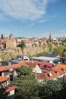 tbilisi, Georgia - ottobre 12, 2022.tbilisi, Visualizza di il vecchio città e metekhi Chiesa. autunno, blu cielo con nuvole, turismo e viaggio nel Georgia. idea per un' salvaschermo o sfondo per pubblicità foto