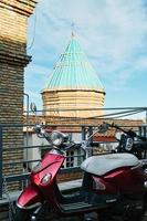 tbilisi, Georgia - ottobre 12, 2022.tbilisi, visualizzazioni di il vecchio città, il motore scooter contro il sfondo di il vecchio Chiesa. turismo e viaggio nel Georgia. idea per un' salvaschermo o sfondo foto