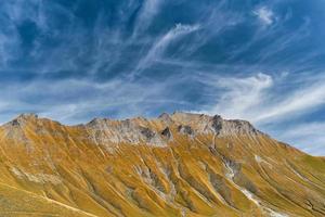 Visualizza di il roccioso cresta, autunno nel il montagne, il cielo è coperto con nuvole. idea per un' bandiera o cartolina con spazio per testo, viaggio per Georgia, il trekking nel il montagne foto