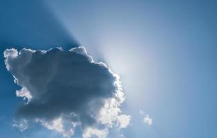 blu cielo e nuvole con raggi di sole, sfondo o sfondo idea per tempo metereologico notizia foto
