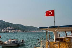 fethiye, tacchino - ottobre 20, 2022.piacere Barche su il molo contro il fondale di il baia nel fethiye, selettivo messa a fuoco su il Barche. vacanza idee nel tacchino foto