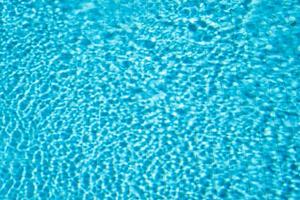 sfondo di nuoto piscina con acqua nel luce del sole, sfocato acqua sfondo foto