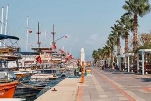 fethiye, tacchino - ottobre 20, 2022.terrapieno e marina con yachts nel fethiye, selettivo messa a fuoco su navi. vacanza idee nel tacchino foto