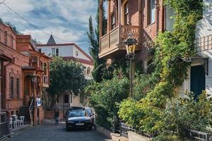 tbilisi, Georgia - ottobre 12, 2022.tbilisi, case e alberghi nel il vecchio città. autunno, turismo e viaggio nel Georgia. idea per un' salvaschermo o sfondo per pubblicità foto