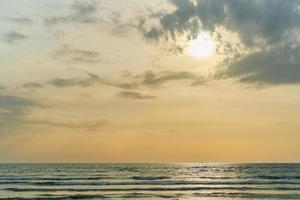 tramonto al di sopra di il mare dopo un' tempesta di sabbia, giallo tinta a partire dal il sabbia nel il aria. mare Visualizza, sfondo con gratuito spazio foto