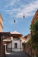 tbilisi, Georgia - ottobre 12, 2022. tbilisi, visualizzazioni di il vecchio città e cavo auto con cabine. autunno, blu cielo con nuvole, turismo e viaggio nel Georgia. idea per un' salvaschermo o sfondo foto