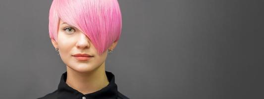 donna con corto luminosa rosa capelli foto