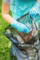 bambino scelte plastica spazzatura a partire dal erba foto