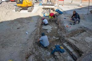 bergamo Italia settembre 2022 archeologo a opera nel antico romano strada nel superiore città nel bergamo foto