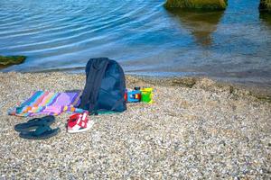 cose per il spiaggia asciugamano, crema solare, Flip flop foto