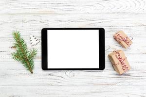 digitale tavoletta finto su con rustico Natale di legno sfondo decorazioni per App presentazione. superiore Visualizza con copia spazio foto