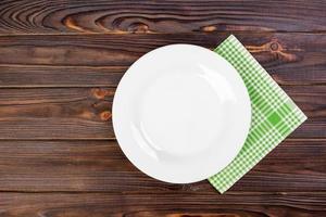 vuoto piatto con tovagliolo su grigio di legno tavolo foto