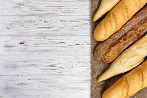 diversi tipi di baguette su un fondo di legno foto