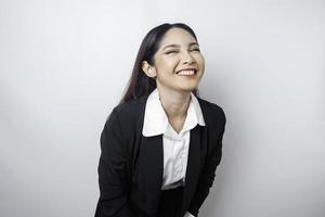 un' ritratto di un' contento asiatico donna indossare un' nero completo da uomo isolato di un' bianca sfondo foto