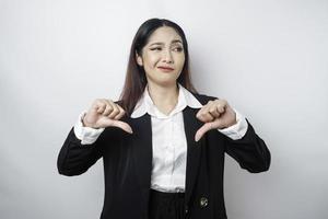 deluso asiatico donna d'affari dà pollici giù mano gesto di disapprovazione, isolato di un' bianca sfondo foto