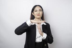 ispanico asiatico donna d'affari indossare nero completo da uomo fare tempo su gesto con mani, frustrato e grave viso foto