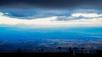 alto Visualizza a partire dal phu grazie boek montagna Phetchabun Provincia, Tailandia. freddo tempo atmosferico, alto montagne e di spessore nebbia. foto