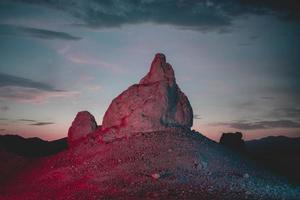 formazione rocciosa illuminata del deserto foto