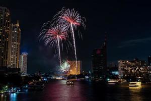 fuochi d'artificio celebrazione su il fiume nel il buio cielo foto