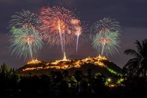 celebrazione dei fuochi d'artificio nel cielo scuro foto