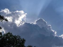 sole splendente attraverso nuvole nel il cielo foto