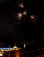 celebrazione dei fuochi d'artificio nel cielo scuro foto