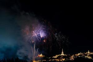 celebrazione dei fuochi d'artificio nel cielo scuro foto