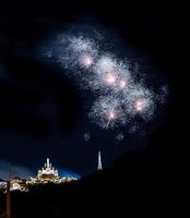 celebrazione dei fuochi d'artificio nel cielo scuro foto