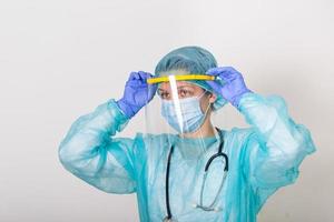 medico infermiera indossare protezione completo da uomo per combattente covid 19 coronavirus con bianca sfondo coronavirus scoppio o covid19, concetto di covid-19 quarantena foto