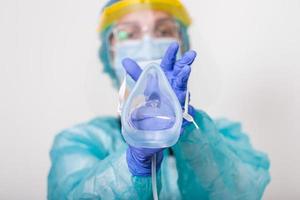 medico Tenere su ossigeno maschera come Se per mettere su paziente nel Ospedale, assistenza sanitaria lavoratori nel il coronavirus covid19 pandemia nel protettivo attrezzatura mettere su ossigeno maschera paziente diagnosi di coronavirus foto