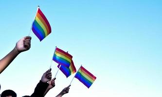 arcobaleno bandiere, lgbt simbolo, Tenere nel mani, concetto per lgbt Comunità celebrazione nel orgoglio mese, giugno, 2023, in giro il mondo. foto