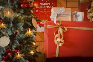 Natale albero con leggero e avvolto Natale regali con nel il camera. foto