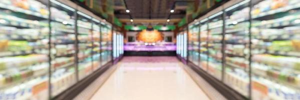 supermercato drogheria memorizzare corridoio e scaffali sfocato sfondo foto