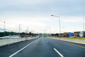 vista della strada n. 4 nel sud della thailandia in vista di un'auto in corsa. concetto di viaggio foto