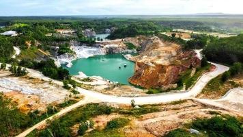 una grande buca formata da estrazione mineraria, il panorama è caratteristico e bellissimo. concetto di industria mineraria foto