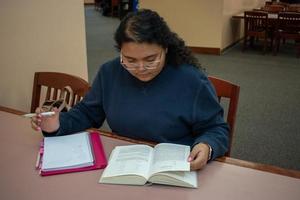 studente che studia in biblioteca foto